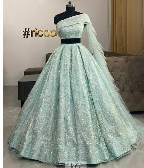 Indian Bridesmaid Dresses, Pengantin India, Lehenga Designs Simple, Dresses Design, Traditional Indian Dress, Long Dress Design, Fancy Dresses Long, Indian Dresses Traditional, Indian Bridal Dress