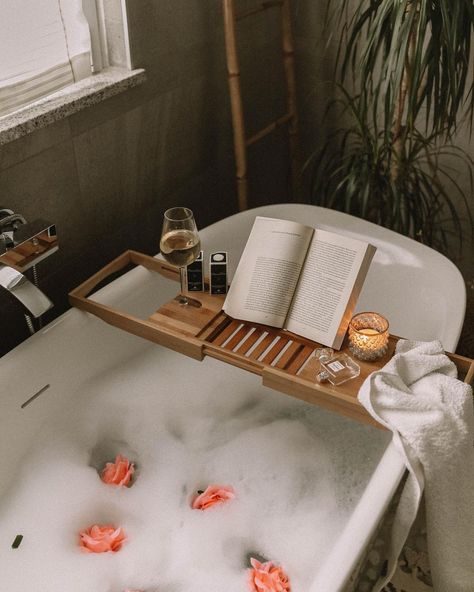 Lekker lezen in bad! Audrey Rivet, Bath Aesthetic, Bathtub Caddy, Ideas Para Organizar, Bathroom Tub, Relaxing Bath, Bath Decor, Bath Caddy, Bath Time