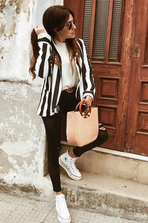 Los mejores looks para llevar con tus Converse blancas Man Lunch, Outfit Converse, Womens Fashion Casual Chic, Look Office, Quoi Porter, Womens Fashion Casual Fall, Outfits With Converse, Womens Fashion For Work, Fashion Over 40