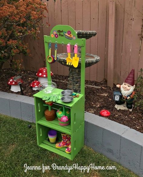 Diy Play Garden, Outside Toys For Kids, Outdoor Play Kitchen, Diy Outdoor Toys, Mud Pie Kitchen, Outdoor Kids Play Area, Outdoor Play Spaces, Backyard Kids Play Area, Play Garden