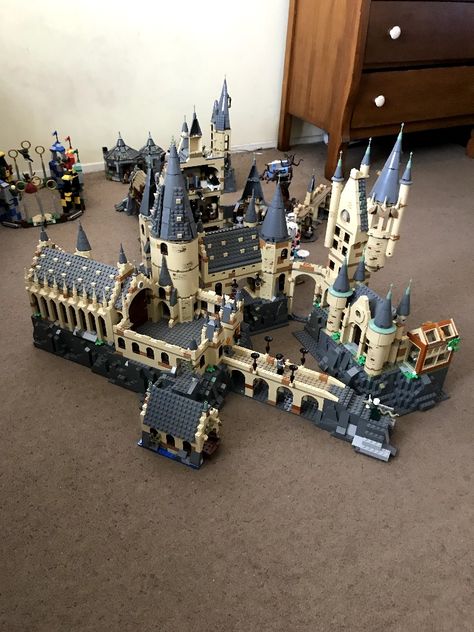 Lego Hogwarts Castle Display, Lego Hogwarts Moc, Harry Potter Lego Display Ideas, Lego Harry Potter Moc, Harry Potter Lego, Harry Potter Castle, Anime Sasuke, Harry Potter Lego Sets, Harry Potter Hogwarts Castle