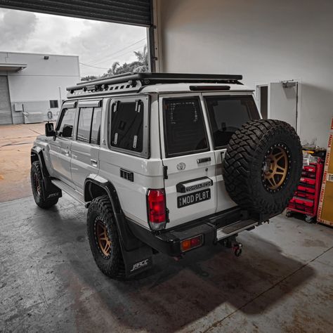 some roof rack goodness for the workshop "servo run" vehicle 😅 anyone got any mint ideas for running wiring into the wagons? rear tail light is looking tempting... -------------------------------------------------------------------------------- #redarc #solarpower #4x4 #4wd #toyota #70series #76series Landcruiser 76 Series, 76 Series Landcruiser, Landcruiser 70 Series, Toyota Land Cruiser 70 Series, Mint Ideas, Land Cruiser 4x4, 79 Series, Land Cruiser 70 Series, Off Road Bumpers