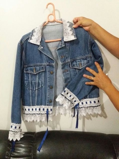 Bedazzled Jeans, Sweatshirt Makeover, Upcycled Denim Jacket, Diy Denim Jacket, Diy Fashion Scarf, Embellished Denim Jacket, Denim Embroidery, Upcycle Clothes Diy, Blue Jeans Crafts