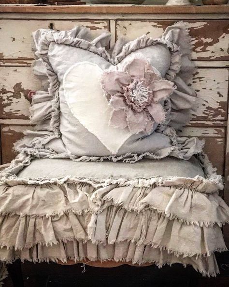 Country Shabby Chic Decor, Shabby Chic Diy Projects, Shabby Chic Diy Crafts, House Interior Design Styles, Romantic Room, Pillow Crafts, Upholstery Diy, Shabby Chic Interiors, Shabby Chic Crafts