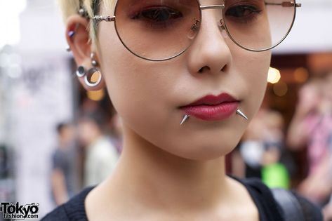 Colorful Decora Fashion vs. Dark Look w/ Piercings in Harajuku Snake Bite Piercing, Mouth Piercings, Face Piercings, Cool Piercings, Facial Piercings, Snake Bites, Dark Look, Navel Piercing, Body Piercings