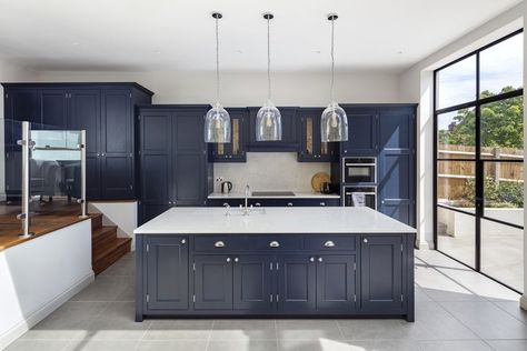 Kitchen For Entertaining, Painted Shaker Kitchen, Blue Shaker Kitchen, Navy Blue Kitchen Cabinets, American Style Kitchen, Dark Blue Kitchens, Kitchen Refurbishment, British Kitchen, Shaker Kitchens