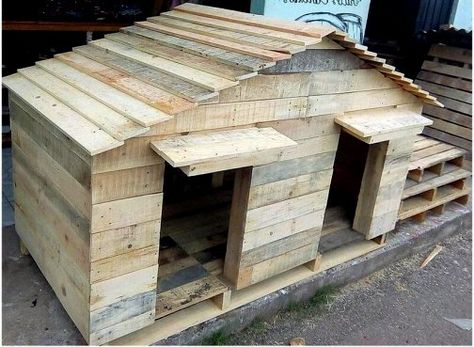 Dishfunctional Designs: Amazing Dog Houses Made With Upcycled Wood Pallets Portable Dog Kennels, Cheap Dog Kennels, Pallet Dog House, Dog Kennel Cover, Wooden Dog Kennels, Wooden Dog House, Kennel Cover, Dog Kennel Furniture, Diy Dog Kennel