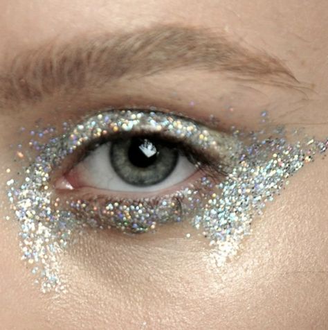 messy glitter Silver Makeup, Couture Makeup, Glitter Eye Makeup, Pintura Facial, Glitter Eyes, Maquillage Halloween, Glitter Makeup, Editorial Makeup, Giambattista Valli