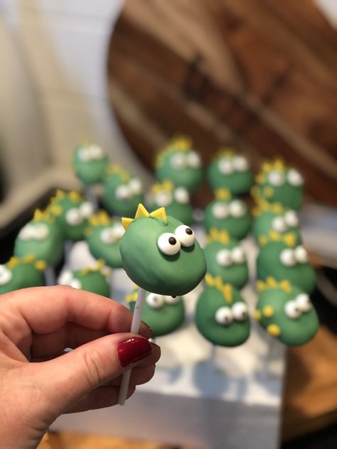 Dinasour Cake Pop, Dinosaur Oreos, Dinosaur Cake Pops Boys, Dinosaur Birthday Party Treats, Dinosaurus Cake, Dino Cake Pops, Dinosaur Cake Pops, Dino Birthday Cake, Dinosaur Baby Shower Theme