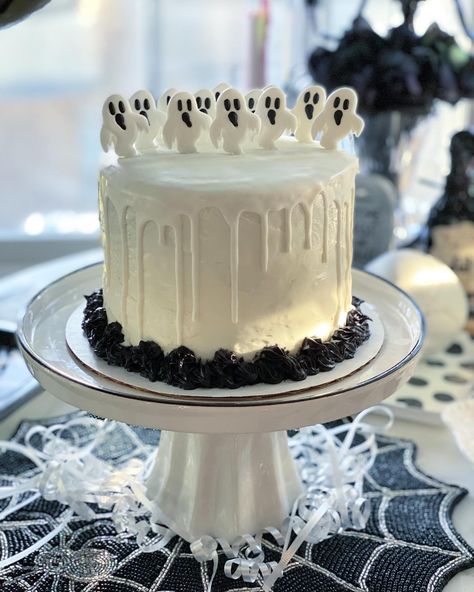 Birthday ghost cake Tortas Aesthetic, Birthday Ghost, Pictures Editing, Gothic Cake, Ghost Cake, Keep It Going, 6th Birthday, Editing Pictures, Spooky Halloween