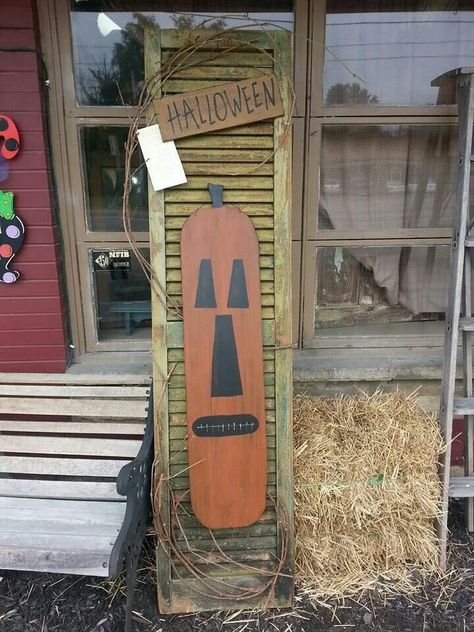 Pumpkin reverses to plain pumpkin and sign to Harvest. On vintage 6 ft wooden… Shutter Pumpkins, Shutter Scarecrow Diy, Fall Shutter Ideas, Shutter Projects For Fall, Fence Board Pumpkins, Barnwood Pumpkins, Scarecrow Wood Sign, Fall Wood Crafts, Halloween Wood Crafts