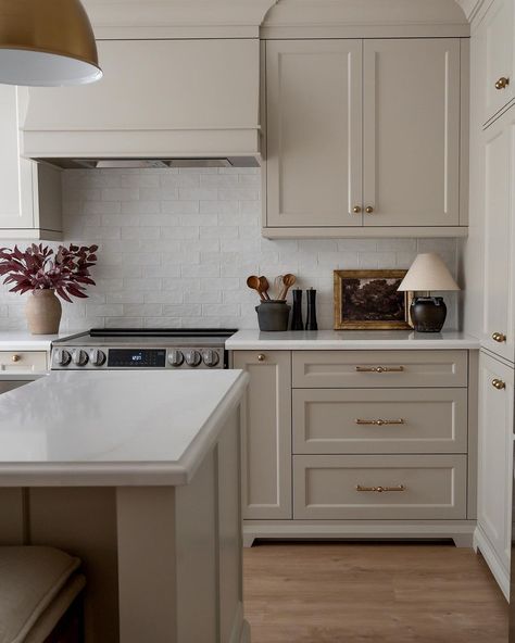 This kitchen is more than a space; it’s the heart of the home 🤍 Cabinetry: us! Interior Design: @kmitchelldesignco Styling: @southwayhome Photography: @flash.adams #interiordesign #livingroom #homestyle #interiordesigner #houseandhome #customwoodwork #customhomes Costal Kitchens, White Upper Cabinets Dark Lower, White Kitchen Traditional, Taupe Kitchen, Small White Kitchens, Builder Grade Kitchen, Off White Kitchens, Kitchen Colour Schemes, Feels Like Home