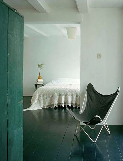 J'aime bien l'idée du lit bas et simple dans un chambre blanche! Painted Wooden Floors, Black Wood Floors, Painted Wood Floors, My French Country Home, Amsterdam Houses, Gorgeous Houses, Green Flooring, Ideas Hogar, Black Floor