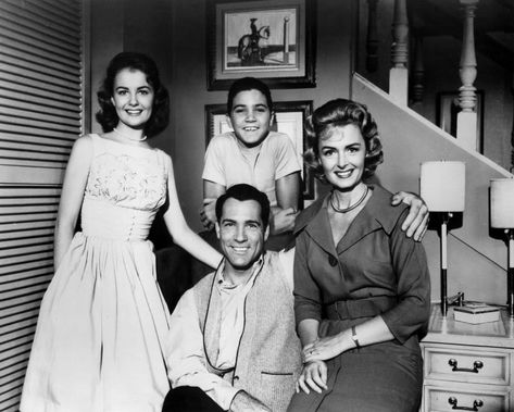 Shelley Fabares, Paul Petersen, Carl Betz & Donna Reed, The Donna Reed Show, 1958-1966. 60s Looks, Shelley Fabares, Original Mickey Mouse Club, Nick At Nite, The Donna Reed Show, Tv Moms, Elvis Presley Movies, Father Knows Best, Vintage Tv Shows