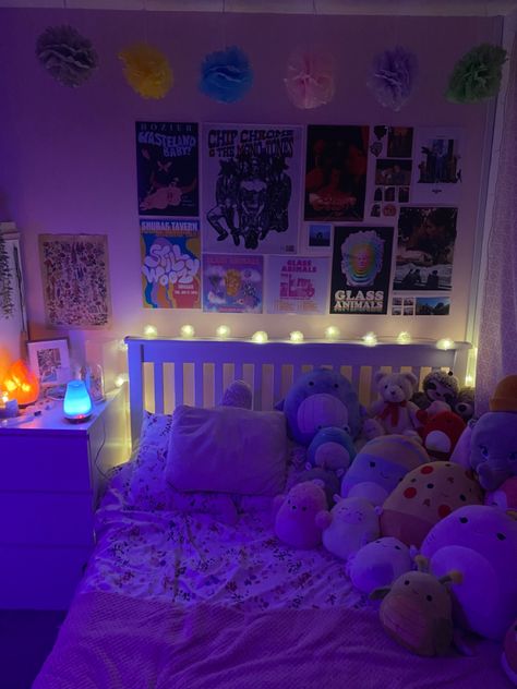 Pink Comfy Bedroom, Squishmallow Bedroom Aesthetic, Bed Squishmallow, Big Bedroom Aesthetic, Colourful Bedroom Aesthetic, Squishmallow Bedroom, Aesthetic Bedroom Posters, Comfy Bedroom Aesthetic, Squishmallow Room