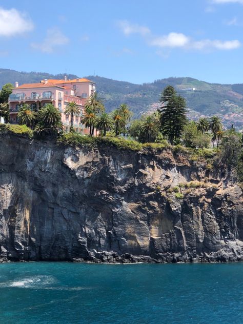 Italian Beach House Aesthetic, Mansion On A Cliff, Beach Cliff House, Cliff Beach House, Italian Beach House Exterior, Beach Mansion Aesthetic, Old Italian House Aesthetic, Beach House Italy, House On Cliff Ocean