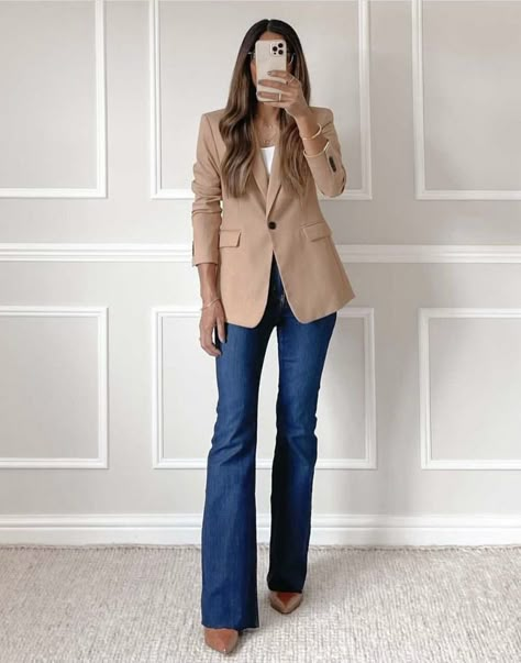 Outfits With Jeans, Jeans Outfit For Work, Flare Jeans Outfit, Jeans Outfit Winter, Look Jean, Elegant Outfits, Elegante Casual, Mode Casual, Women Over 50