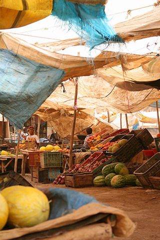 Desert market Middle Eastern Marketplace, Desert Culture Aesthetic, Middle Eastern Market Aesthetic, Fantasy Market Place Aesthetic, Fantasy Marketplace Aesthetic, Agrabah Aesthetic, Desert Bazaar, Marketplace Aesthetic, Desert Market