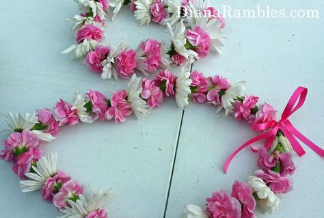 Making a flower lei is much easier than it looks. See how I made a floral necklace with fresh flowers. Great for graduation, mothers day, or weddings. Flower Lei Diy, Lei Tutorial, Money Lei Diy, Making A Flower, Graduation Leis Diy, Lei Making, Hawaiian Crafts, Graduation Party Gifts, Graduation Flowers