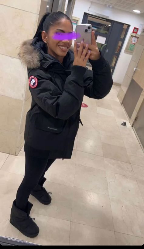 Canada Goose Outfit Winter Style, Canada Goose Women Outfits Street Styles, Canada Goose Jacket Outfit, Canada Goose Women Outfits, Canada Goose Outfit, Winter Outfits Indie, Puffer Outfit, Winter Nyc, Nyc Fits