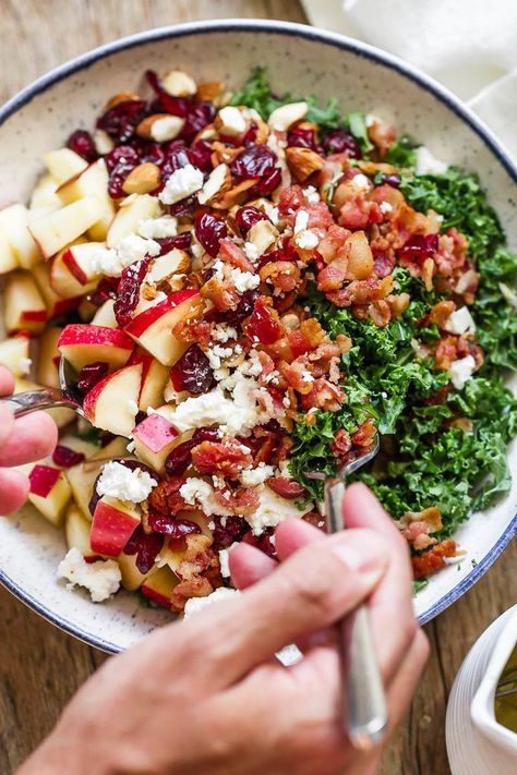 Apple Cranberry Bacon Kale Salad - Not only this salad recipe is packed full of hearty nutrients, but it tastes amazing too! Bacon Kale, Salad Kale, Kale Salad Recipes, Macaroni Salad Recipe, Apple Cranberry, Macaroni Salad, Kale Salad, Idee Pasto Sano, Cucumber Salad