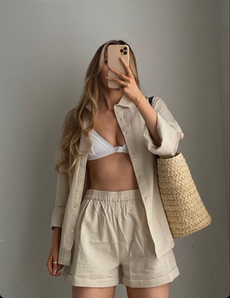 Mini Shorts Outfit, Dress Like Celebrity, Beach Party Outfits, Beachy Outfits, Look Office, Italy Outfits, Elegante Casual, Outfits Verano, Tracksuit Women