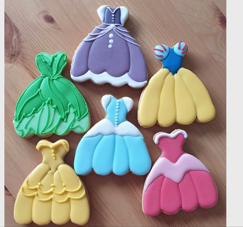 Princess Birthday Cookies Decorated, Painting Sourdough, Princess Cookies Decorated, Disney Cookies Decorated, Disney Princess Cookies, Card Cookies, Avatar Makeup, Birthday Biscuits, Crown Cookies