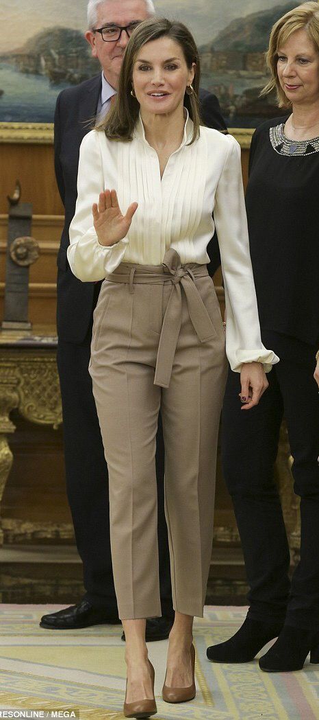 Cream blouse. tan cropped pants. block heel | Queen letizia of spain Look Working Girl, Cream Silk Blouse, Lawyer Fashion, Spain Fashion, Design Moda, Letizia Of Spain, Classy Work Outfits, Baggy Pants, Business Outfit