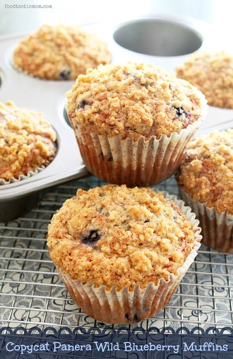 Copycat Panera Wild Blueberry Muffins 100 Calorie Snacks Healthy, Panera Cookie Recipe, Wild Blueberry Muffins, Panera Recipes, Copycat Panera, Blueberry Muffins Recipe, Cinnamon Crumble, Restaurant Copycat, Berry Muffins