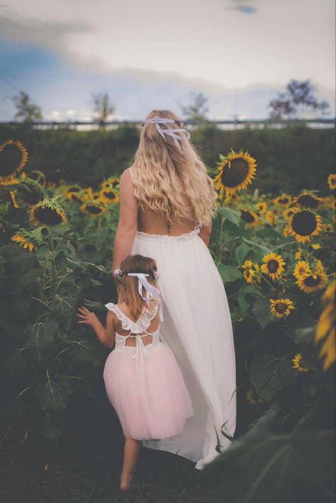 Mother Daughter Sunflower Photoshoot, Sunflower Field Photoshoot Mommy And Me, Julia Nicole, Sunflower Photos, Sunflower Field Photography, Sunflower Field Pictures, Field Pictures, Daughter Photoshoot, Mother Daughter Photoshoot