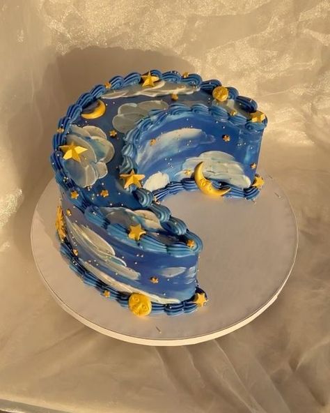 Joyce | Twiinkley Cakes on Instagram: "Celestial 🌜⭐️⛅️☁️💙 First post of 2024 🌝 Inspo @_kassycakes_ 💙 #mooncake #mooncakes #crescentcake #skycake #skycakes #cloudcake #cloudcakes #celestialcake #celestialart #celestialtheme" Star And Moon Cake, Moon Cake Design, Eclipse Cake, Celestial Cake, Scrapbook 2024, Gender Cake, Sky Cake, Mac Cake, 24th Birthday Cake