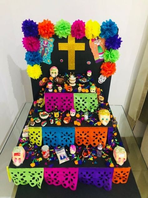 Small Altar Ideas Dia De Los Muertos, Dia De Los Muertos Mini Altar Ideas, Ofrenda Project Ideas, Ofrenda Ideas School Project, Diy Altar De Muertos Ideas, Small Ofrenda Ideas, Small Ofrenda, Dia De Los Muertos Party Ideas, Mexican Halloween