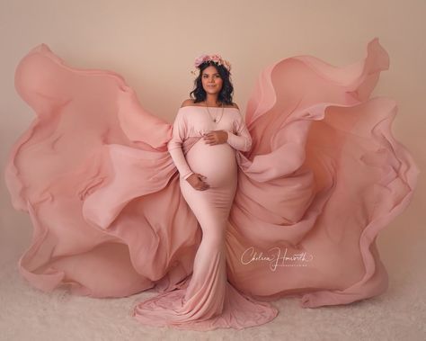 Cute Pregnancy Pictures, Maternity Photography Poses Pregnancy Pics, Maternity Photoshoot Outfits, Couple Pregnancy Photoshoot, Maternity Photoshoot Poses, Maternity Photo Shoot, Maternity Dresses For Photoshoot, Maternity Photography Poses, Girl Baby Shower Decorations