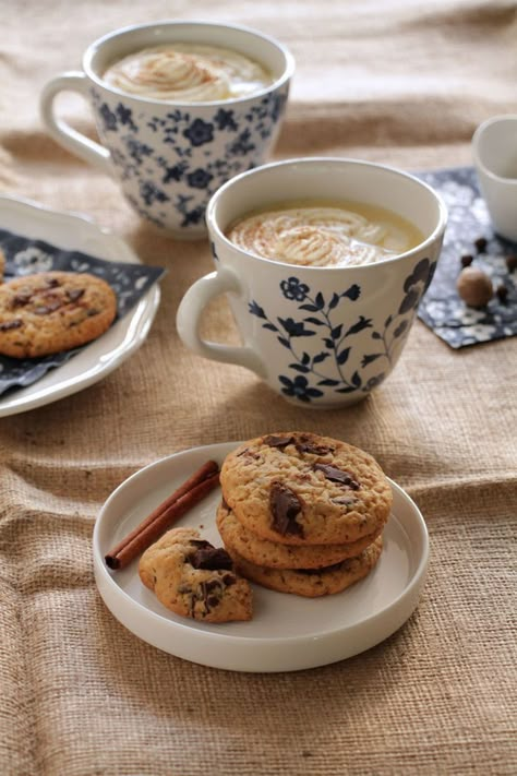 Good Morning Tea, Honey Chocolate, Afternoon Tea Recipes, Cookie Table, Sweet Coffee, Coffee Obsession, Chocolate Chunk Cookies, Evening Snacks, Breakfast Tea