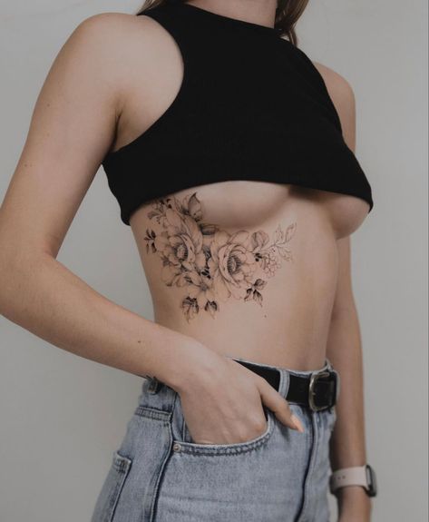 Under The Breast Tattoo, Brust Tattoo Frau, Tatuaje Cover Up, Flower Tattoo On Ribs, Side Tattoos Women, Art Tattoo Design, Tattoos On Side Ribs, Rib Tattoos For Women, Waist Tattoos