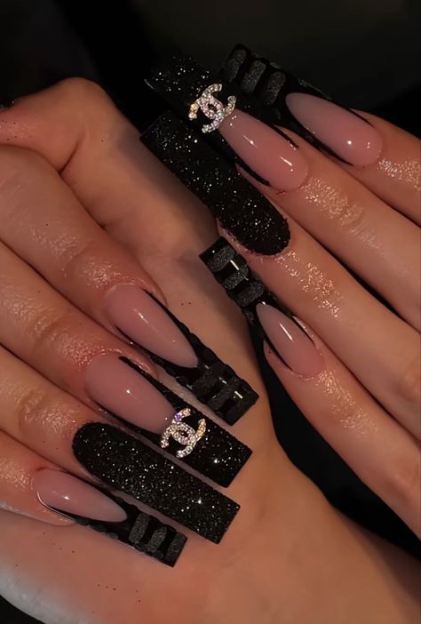 Black Sweet 16 Nails, Black Sweet 16 Party Ideas, Paznokcie Hello Kitty, Chanel Nails, Black Acrylic Nails, Nagel Tips, Colored Acrylic Nails, French Tip Acrylic Nails, Long Acrylic Nails Coffin