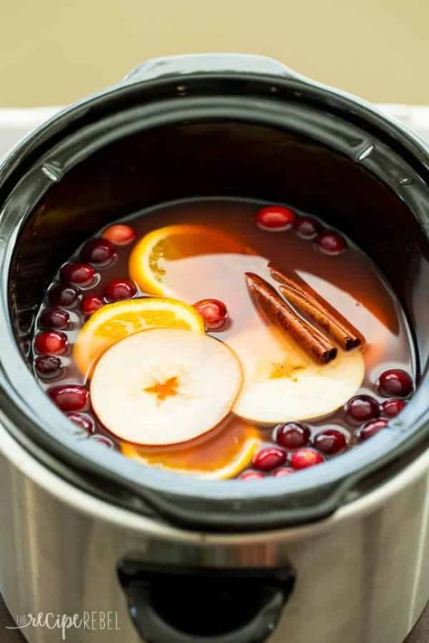 Cranberry Apple Cider, Crockpot Apple Cider, Slow Cooker Drinks, Slow Cooker Apple Cider, Thanksgiving Cocktail Recipes, Apple Cider Recipe, Slow Cooker Apples, Thanksgiving Drinks, Cranberry Apple