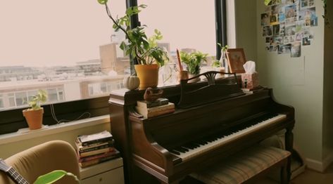 Linh piano aesthetic Piano In Apartment Aesthetic, Upright Piano Aesthetic, Piano In Apartment, Keyboard Piano Aesthetic, Aesthetic Music Room, Brown Keyboard, Aesthetic Piano, Piano Aesthetic, Comfort Space