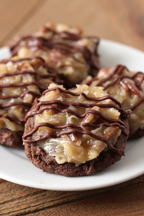 German Chocolate Cookies feature a homemade ultra soft, chewy, and gooey double chocolate cookie loaded with a flavorful coconut pecan topping. Amazing! German Chocolate Cookies, Chocolate Cookie Recipe, Dessert Oreo, Coconut Pecan, Double Chocolate Cookies, Crinkle Cookies, Desserts For A Crowd, German Chocolate, Brownie Cookies