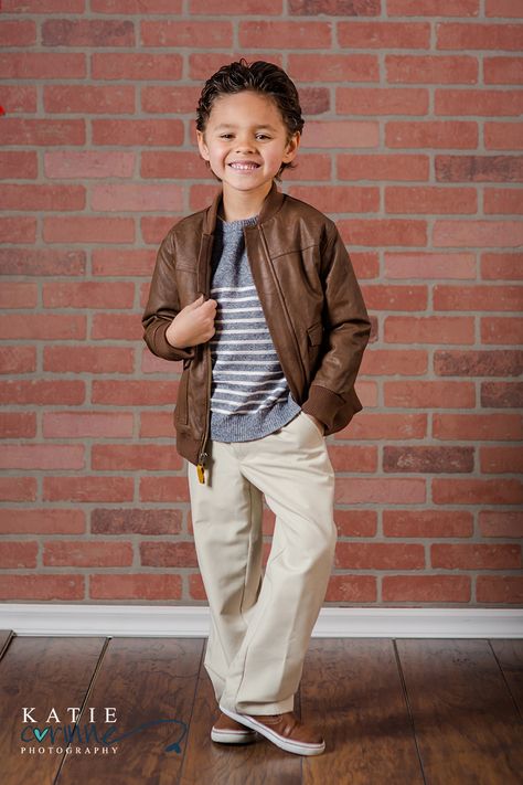 School Portraits Ideas, Little Boy Poses Photography, Children Poses Photography, Kids Model Shoot, Kid Poses For Photoshoot, Kids Poses For Photoshoot, Kid Photoshoot Poses, Kids Poses For Pictures, Poses For Kids Photoshoot