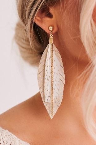 Gold Chain Earrings, Feather Jewelry, Gold Necklace Layered, Buffalo Leather, Alam Yang Indah, Feather Earrings, Chain Earrings, Brass Chain, Leather Earrings