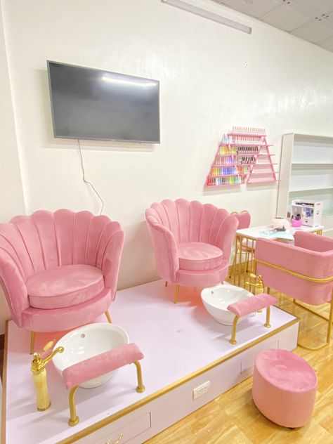 Nail Room Ideas Home, Pedicure Station Ideas, Pink Nail Salon, Beauty Shop Decor, Nail Room Ideas, Nail Salon Interior Design, Beauty Room Salon, Spa Room Decor, Beauty Salon Furniture