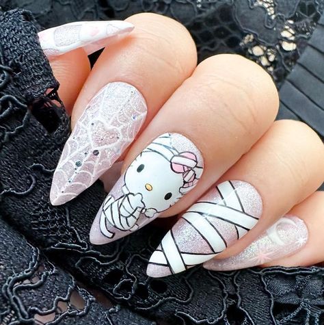 Hello Kitty Nails Art Designs, Medium Nails Halloween, Painted Hello Kitty Nails, Nail Designs Characters, Hello Kitty Halloween Nails Short, Kuromi Halloween Nails, Medium Halloween Nails, Spooky Hello Kitty Halloween Nails, Fall Hello Kitty Nails