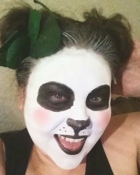 Panda makeup Panda Makeup Halloween, Diy Panda Costume, Madagascar Musical, Panda Face Paint, Bear Face Paint, Panda Makeup, Carnaval Make-up, Braut Makeup, Panda Costume