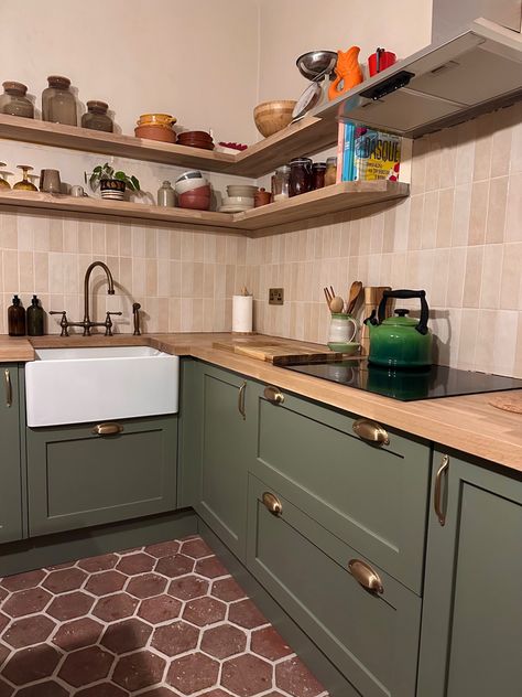 Terrecota tile floor green kitchen Green Kitchen Terracotta Floor, Green And Terracotta Kitchen, Kitchen Terracotta Floor, Red Tile Kitchen, Terracotta Kitchen Floor, Green Tile Floor, Terracotta Kitchen, Olive Green Kitchen, Light Oak Floors