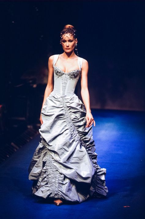 Prada Dress, Runway Gowns, Prom Inspiration, 90s Runway Fashion, Runway Fashion Couture, Runway Outfits, Amazing Dresses, Carla Bruni, Dior Haute Couture