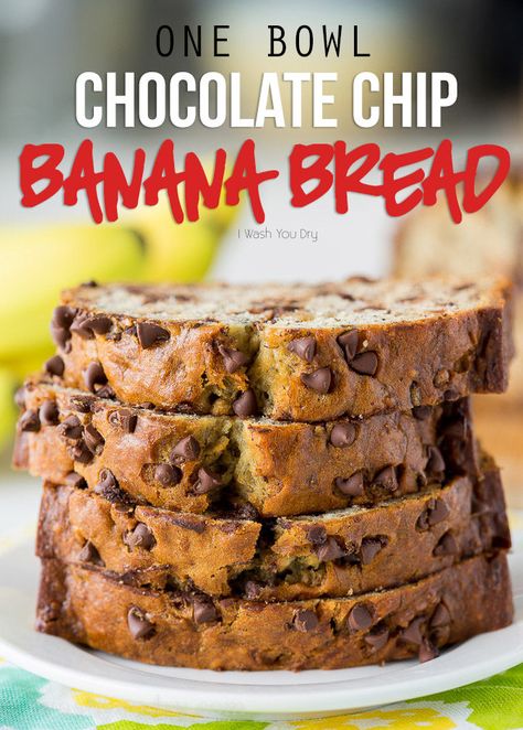 WOW! This One Bowl Chocolate Chip Banana Bread is so easy and seriously SO GOOD! Easy Chocolate Chip Banana Bread, Classic Banana Bread Recipe, Roti Pisang, Resepi Roti, Chocolate Chip Banana Bread Recipe, Classic Banana Bread, Resipi Kek, Easy Banana Bread Recipe, Chocolate Chip Banana