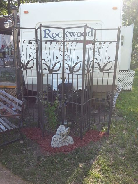 I used gazebo corners to hide the front of our trailer.  I planted clematis in the middle V that will eventually climb up and cover the frame.  I want to plant hostas in the other 2 V's.  Close in the bottom of the trailer and lay some mulch down.  There are 3 candle sticks(one in each V).  I put small dollar store solar lights in place of the candles.  A work in progress.  I will post more pictures as it develops. Outdoor Upcycle, Old Gazebo, Frame Upcycle, Upcycle Frames, Trellis Privacy, Iron Architecture, Diy Gazebo, Patios And Decks, Reuse Ideas