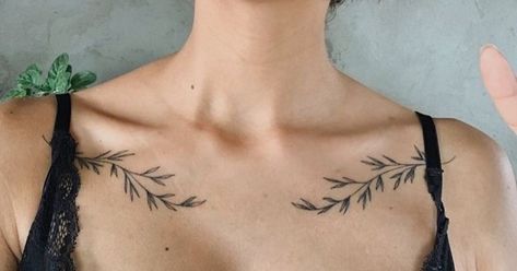 Collar Bone Tattoo Vines, Collarbone Tattoo Aesthetic, Wrap Around Collar Bone Tattoo, Edgy Collar Bone Tattoo, Collarbone Tattoo Leaves, Collarbone Leaves Tattoo, Double Collar Bone Tattoo, Branch Collar Bone Tattoo, Collar Bone Tattoo Women