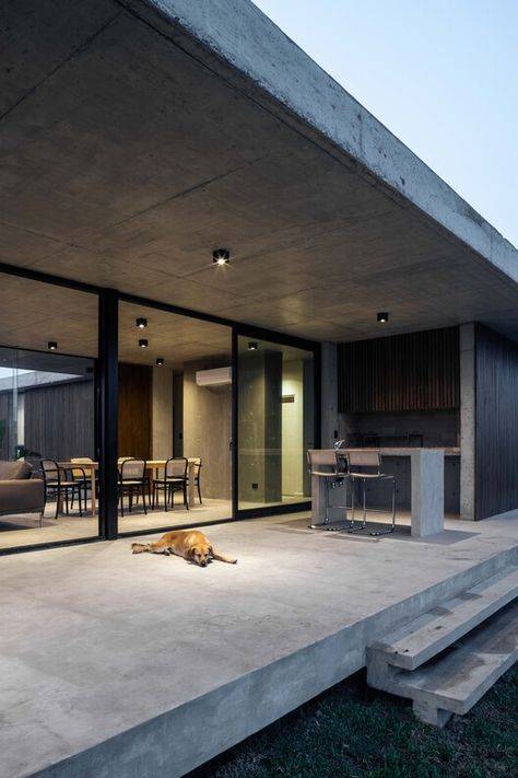 Modern Concrete Homes, Concrete Houses Architecture, Concrete Modern House, Concrete House Exterior, Concrete Home Design, Modern Concrete Home, Brutalist House, Modern Concrete House, Industrial House Exterior